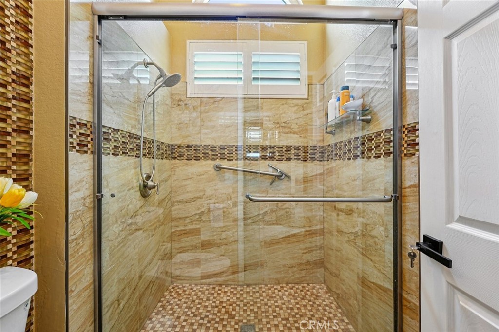 https://media.crmls.org/medias/6244ac4d-98b1-47b6-97e6-c6a2ff490443.jpg?preset=X-Large