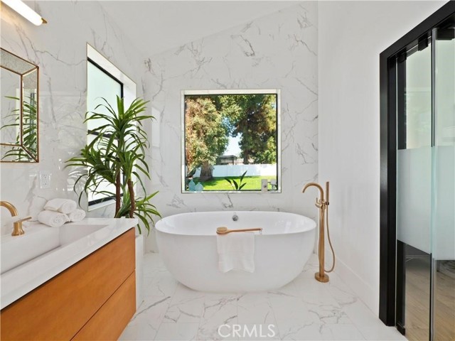 5702 Lubao Avenue, Woodland Hills CA: https://media.crmls.org/medias/6245177f-7cf4-45ca-ac55-f5170bc84f51.jpg