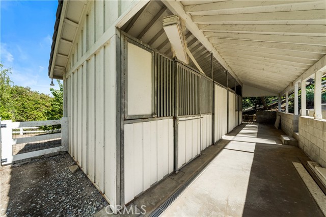 2 stall barn with tack rooms
