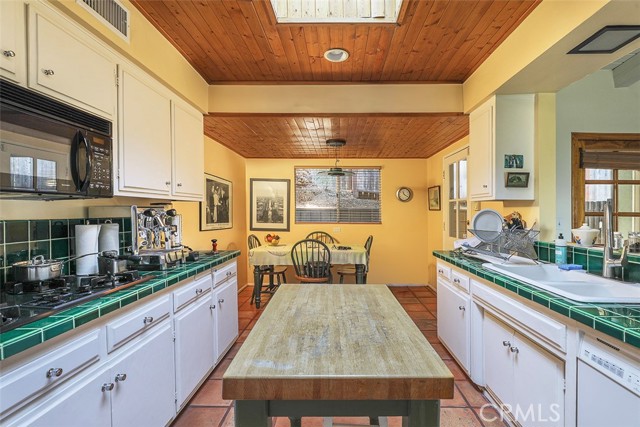 22526 Cass Avenue, Woodland Hills CA: https://media.crmls.org/medias/62510815-8c5f-4fc9-ad01-93bb12b6cacb.jpg