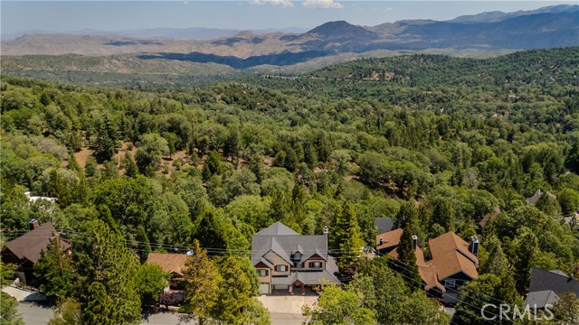 1251 Kodiak Drive, Lake Arrowhead CA: https://media.crmls.org/medias/62511f65-48a1-4e85-8264-cfe6eb864156.jpg