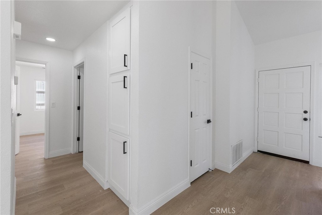 https://media.crmls.org/medias/6251e79a-e1a6-415d-a03a-2f2f26bbb35d.jpg?preset=X-Large