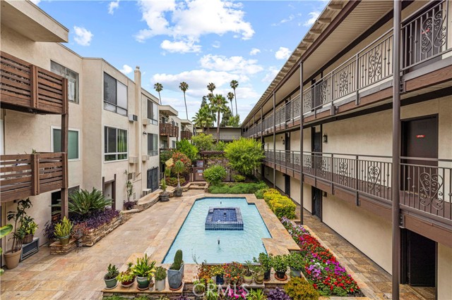 525 S Ardmore Ave, Los Angeles CA: https://media.crmls.org/medias/62543da7-96d9-42aa-b48e-137da8f7c6c7.jpg