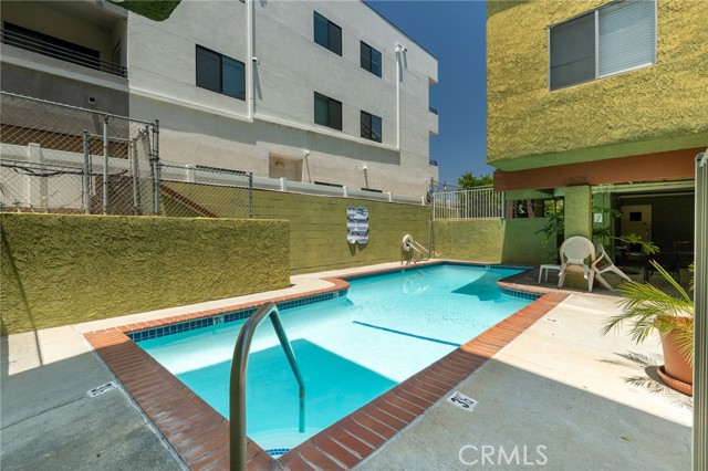 Detail Gallery Image 22 of 25 For 6155 Reseda #4,  Tarzana,  CA 91335 - 3 Beds | 2 Baths