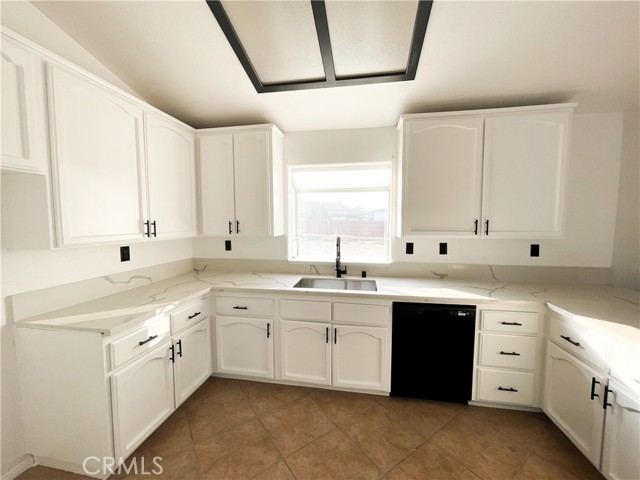22236 Fox Ave, Apple Valley CA: https://media.crmls.org/medias/625c54b2-7674-4d70-b5f0-075b71102b8f.jpg