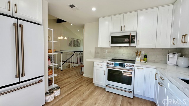 Detail Gallery Image 13 of 38 For 11467 Tampa Ave #154,  Porter Ranch,  CA 91326 - 3 Beds | 3 Baths
