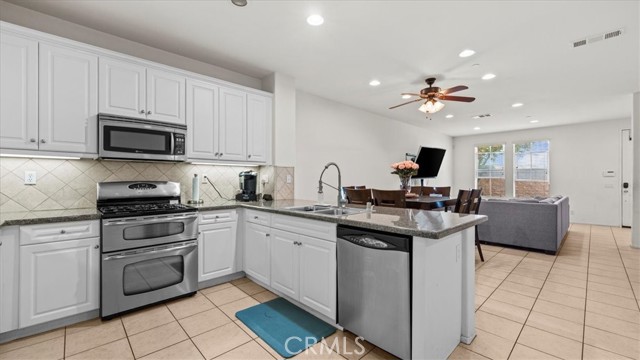 12533 Cipriano Lane, Eastvale CA: https://media.crmls.org/medias/6267d58b-3104-431f-aa6b-c2a5ee29ee2b.jpg