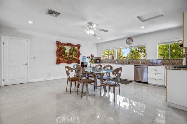 5115 Boda Pl, Woodland Hills CA: https://media.crmls.org/medias/626a2b62-eafc-43d0-b519-4e8a68299172.jpg