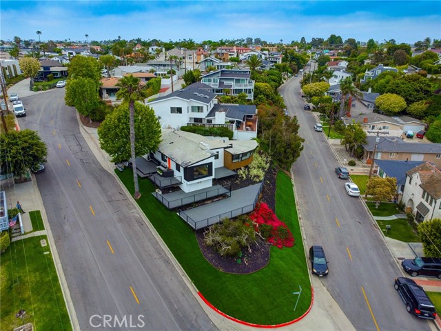 Detail Gallery Image 2 of 28 For 300 Holmwood Dr, Newport Beach,  CA 92663 - 3 Beds | 2 Baths