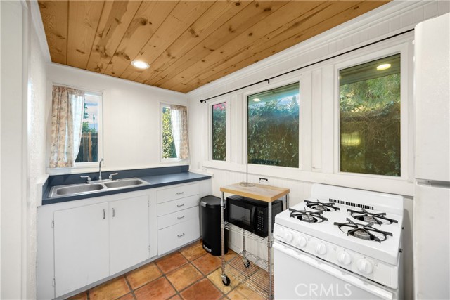 Detail Gallery Image 10 of 42 For 4056 Ramona Dr, Riverside,  CA 92506 - – Beds | – Baths