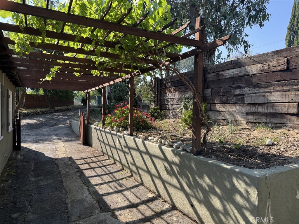 https://media.crmls.org/medias/6273a6a2-3669-45be-822f-40567d903fe1.jpg?preset=X-Large
