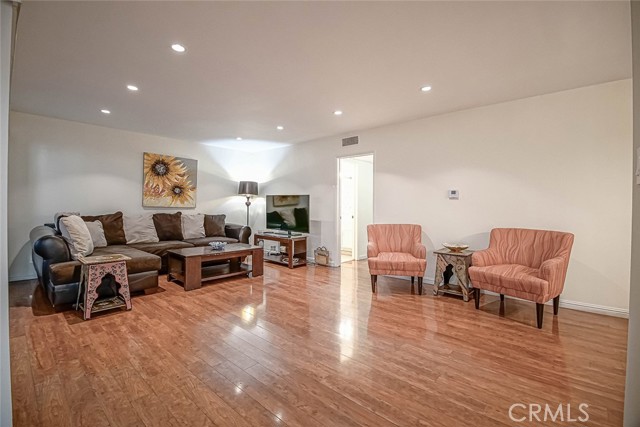 Detail Gallery Image 15 of 59 For 4950 Louise Ave #105,  Encino,  CA 91316 - 2 Beds | 2 Baths