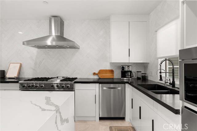 302 Carnation Avenue, Corona del Mar CA: https://media.crmls.org/medias/62752208-d21e-44ab-ae6c-4c9011d759fd.jpg