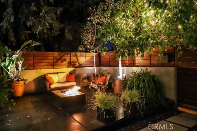 Detail Gallery Image 2 of 21 For 117 Park Pl, Venice,  CA 90291 - 4 Beds | 3/1 Baths