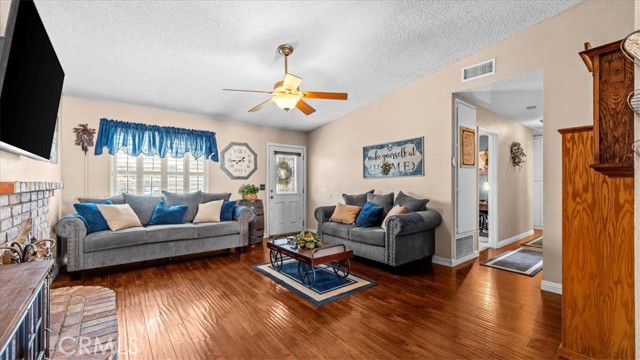 Detail Gallery Image 7 of 36 For 18432 Mindanao St, Bloomington,  CA 92316 - 3 Beds | 2 Baths