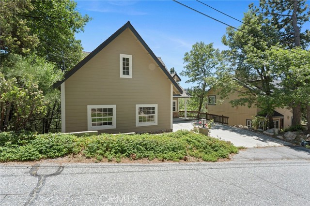 765 Del Norte Lane, Lake Arrowhead CA: https://media.crmls.org/medias/62797498-3276-4066-9e5a-97c17b12b776.jpg