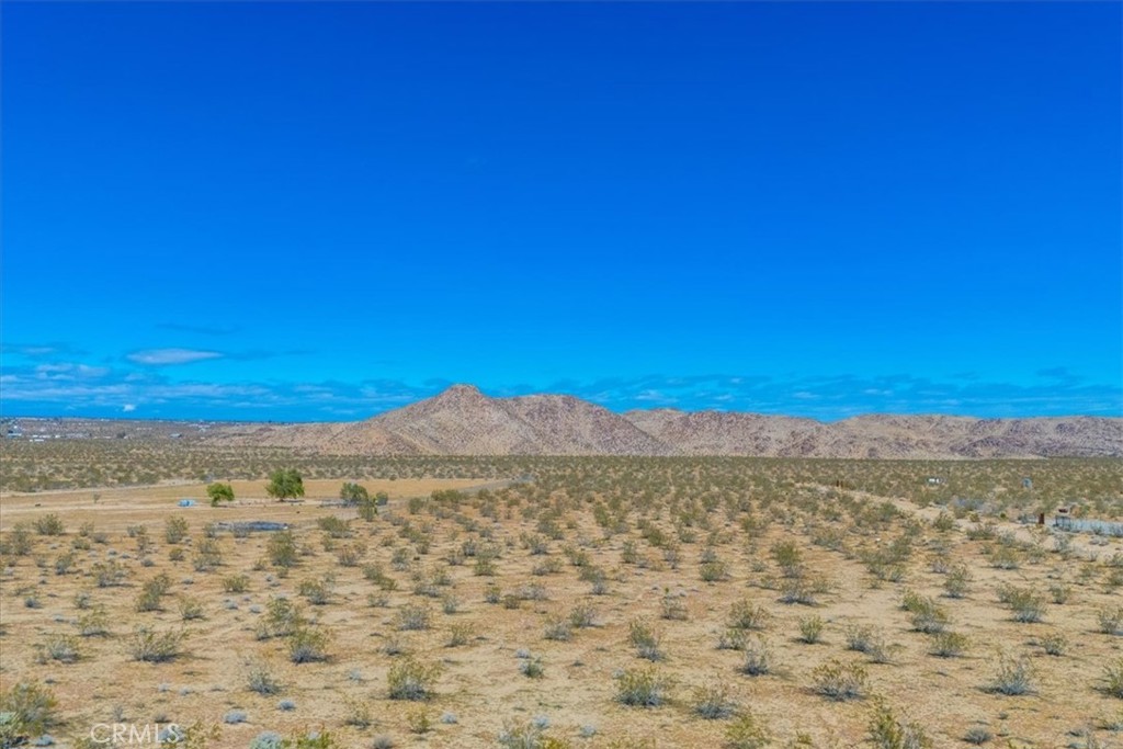 https://media.crmls.org/medias/627b4935-efc3-495e-aa5c-f3a6f5aa687d.jpg?preset=X-Large