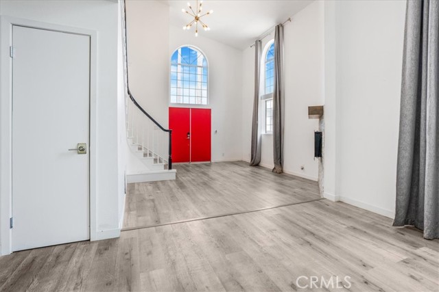 2481 S Bundy Drive, Los Angeles CA: https://media.crmls.org/medias/62832012-fd82-43ef-8154-6a66e612f8c3.jpg