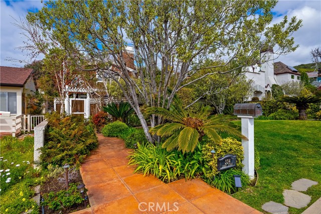 334 Locust Street, Laguna Beach CA: https://media.crmls.org/medias/6286c16c-8f88-4e2f-a8bf-3d26d34b4403.jpg