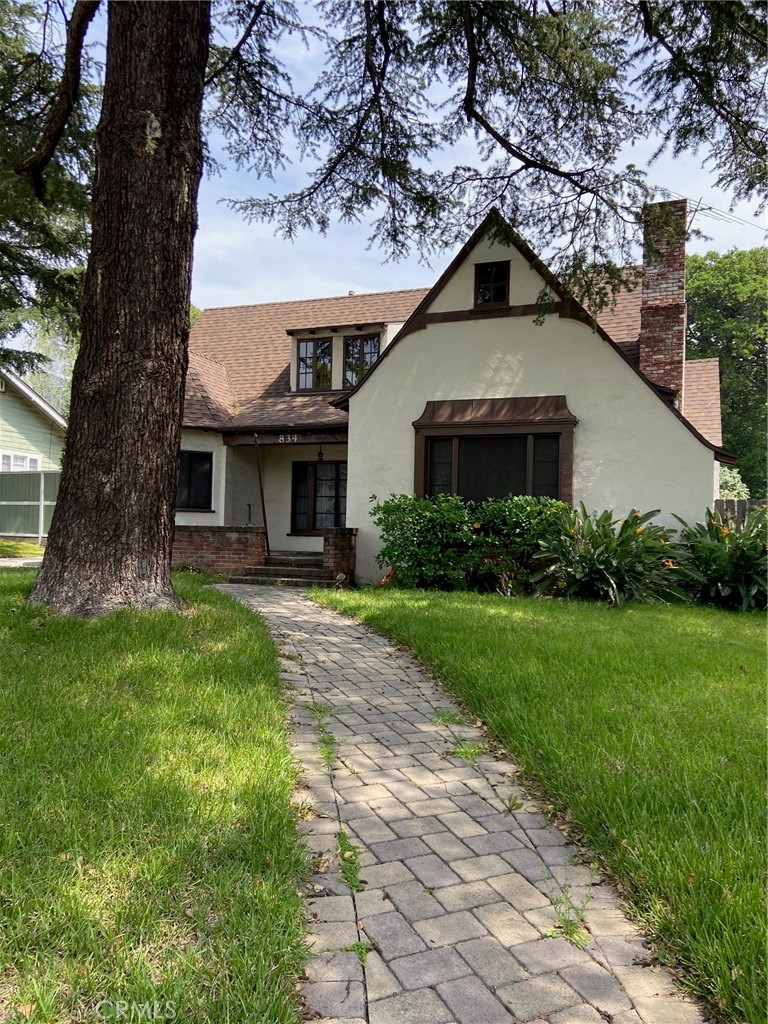 834 N Holliston Avenue, Pasadena, CA 91104