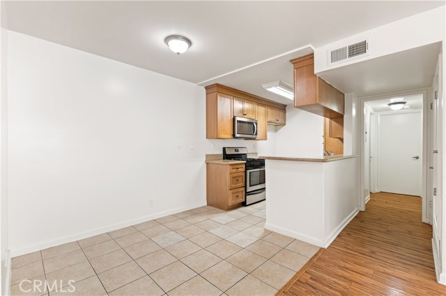 Detail Gallery Image 5 of 7 For 20327 Saticoy St #102,  Winnetka,  CA 91306 - 1 Beds | 1 Baths