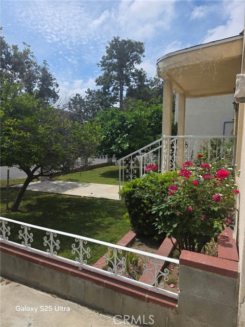 Detail Gallery Image 3 of 18 For 521 E Valencia Ave a,  Burbank,  CA 91501 - 2 Beds | 2 Baths