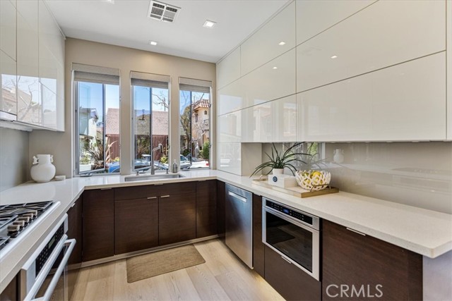 29 W Neapolitan Lane, Long Beach CA: https://media.crmls.org/medias/629366cf-e4b0-48c5-b4e4-7bb44c0cfb8e.jpg