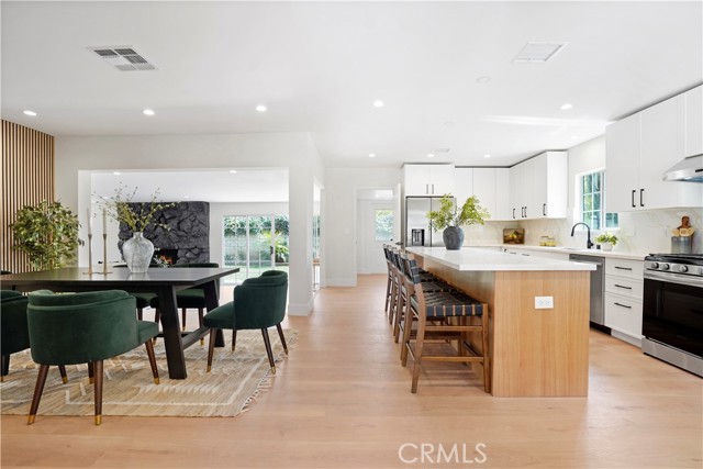 Detail Gallery Image 4 of 46 For 18324 Sylvan St, Tarzana,  CA 91335 - 4 Beds | 2 Baths