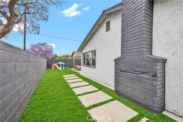 2218 S Linda Way, Santa Ana CA: https://media.crmls.org/medias/629617eb-a4af-484c-94ca-b8a41992a3b8.jpg