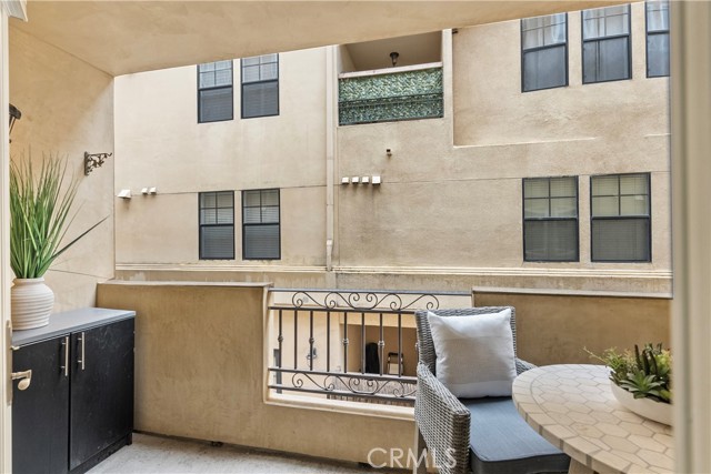 Detail Gallery Image 6 of 32 For 12044 Hoffman St #204,  Studio City,  CA 91604 - 3 Beds | 3 Baths