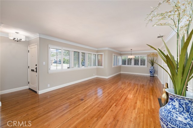 160 Mauna Loa Drive, Monrovia CA: https://media.crmls.org/medias/629d5a42-52f3-4fcc-ab86-747ba2ec7c2d.jpg