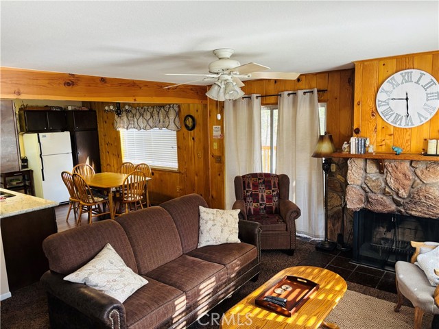 Detail Gallery Image 4 of 14 For 627 Chipmunk, Big Bear Lake,  CA 92315 - 3 Beds | 1/1 Baths