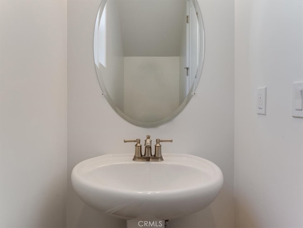 https://media.crmls.org/medias/629e7299-e1e6-4a4f-9e7d-1b464c90cead.jpg?preset=X-Large
