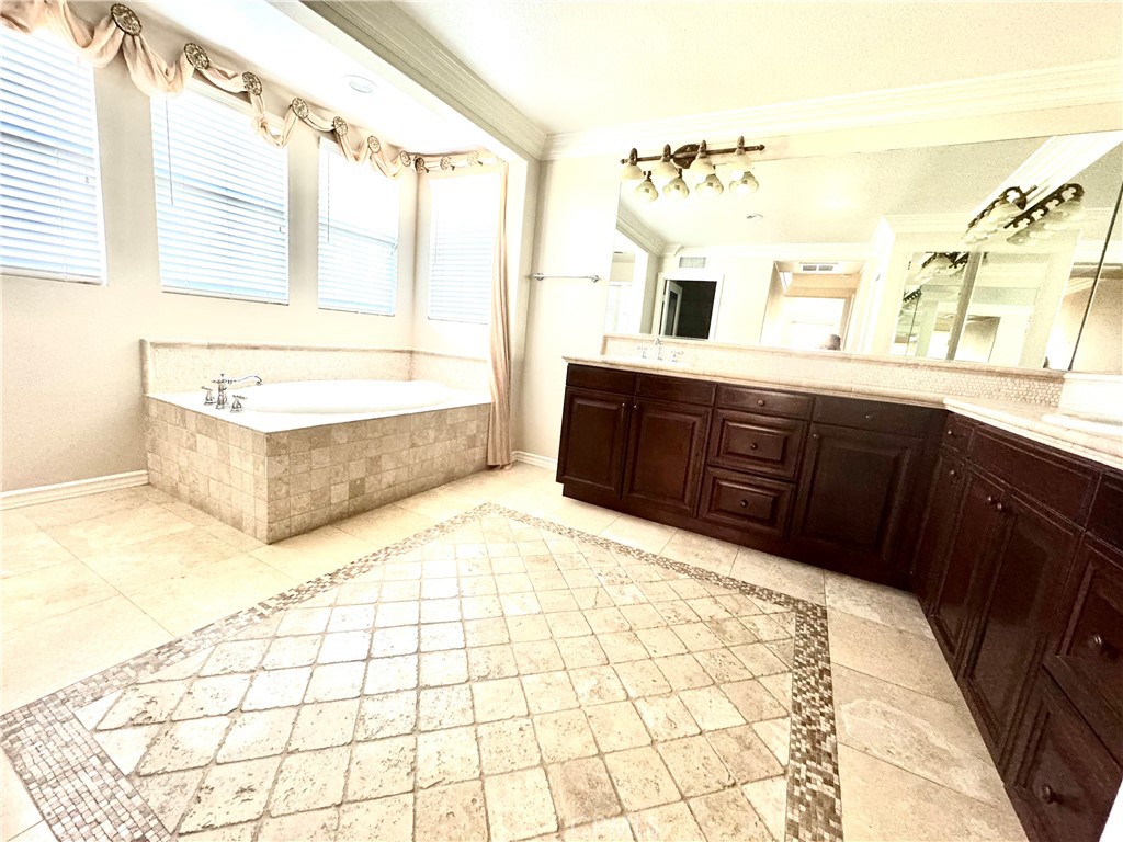 MLS #OC25216386 image #16