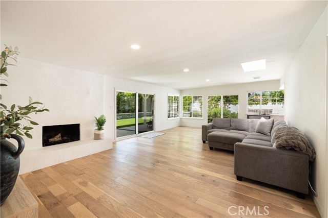 Detail Gallery Image 11 of 30 For 1487 Norman Ave, Thousand Oaks,  CA 91360 - 5 Beds | 2/1 Baths