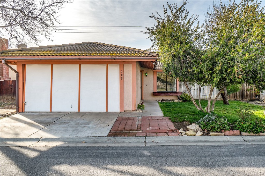 208 Oak Meadow Lane, Paso Robles, CA 93446