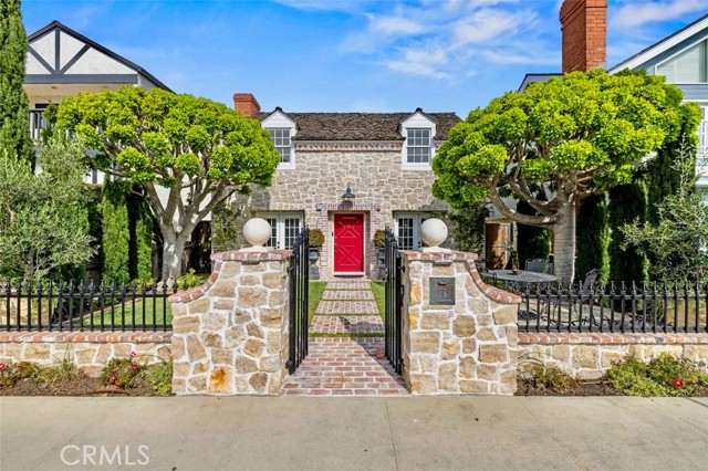 Detail Gallery Image 2 of 59 For 89 Rivo Alto Canal, Long Beach,  CA 90803 - 5 Beds | 3/1 Baths