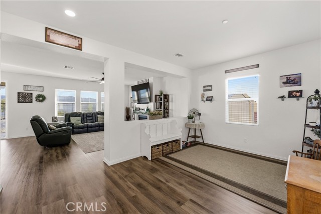 Detail Gallery Image 5 of 42 For 4013 Elderberry, Lake Elsinore,  CA 92530 - 5 Beds | 3 Baths