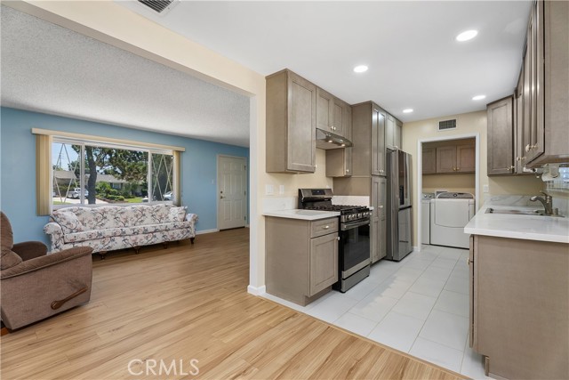 11747 Hollyview Drive, La Mirada CA: https://media.crmls.org/medias/62a5f50e-2043-42c0-9c32-2bc4ac0d08fb.jpg