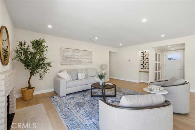 Detail Gallery Image 3 of 35 For 2133 Cochran, Simi Valley,  CA 93065 - 3 Beds | 2 Baths