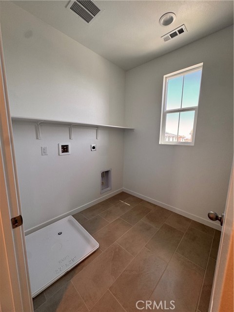 Detail Gallery Image 5 of 5 For 16512 Botanical Ln, Fontana,  CA 92336 - 4 Beds | 3 Baths