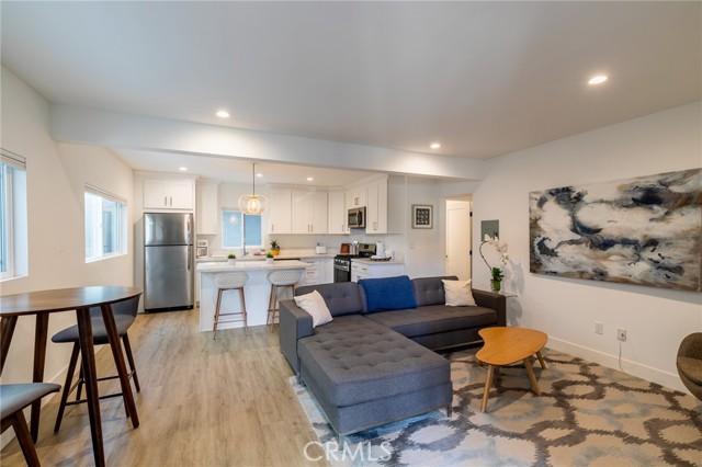 Detail Gallery Image 3 of 10 For 350 Hermosa Ave #8,  Hermosa Beach,  CA 90254 - 1 Beds | 1 Baths