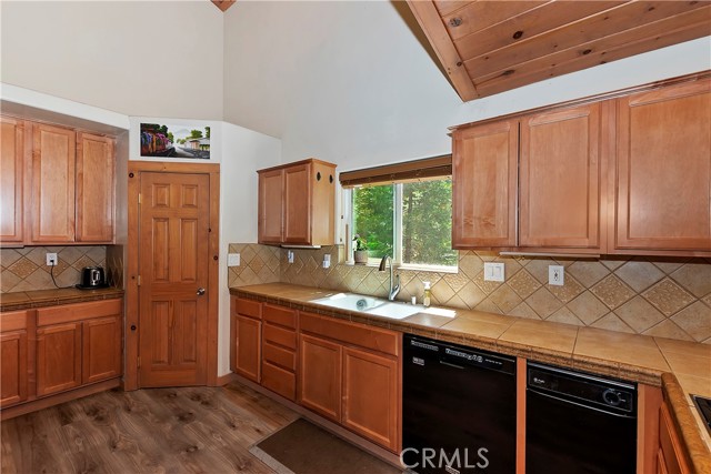 Detail Gallery Image 12 of 32 For 676 Lake Dr, Lake Arrowhead,  CA 92352 - 2 Beds | 2/1 Baths