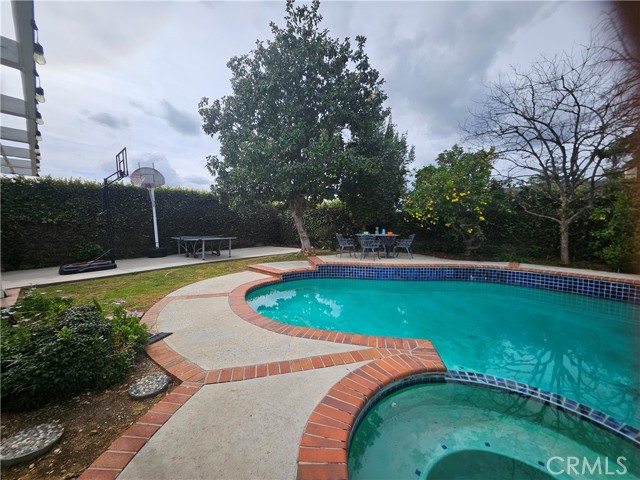 Detail Gallery Image 4 of 6 For 5735 Stonecrest, Agoura Hills,  CA 91301 - 4 Beds | 4 Baths