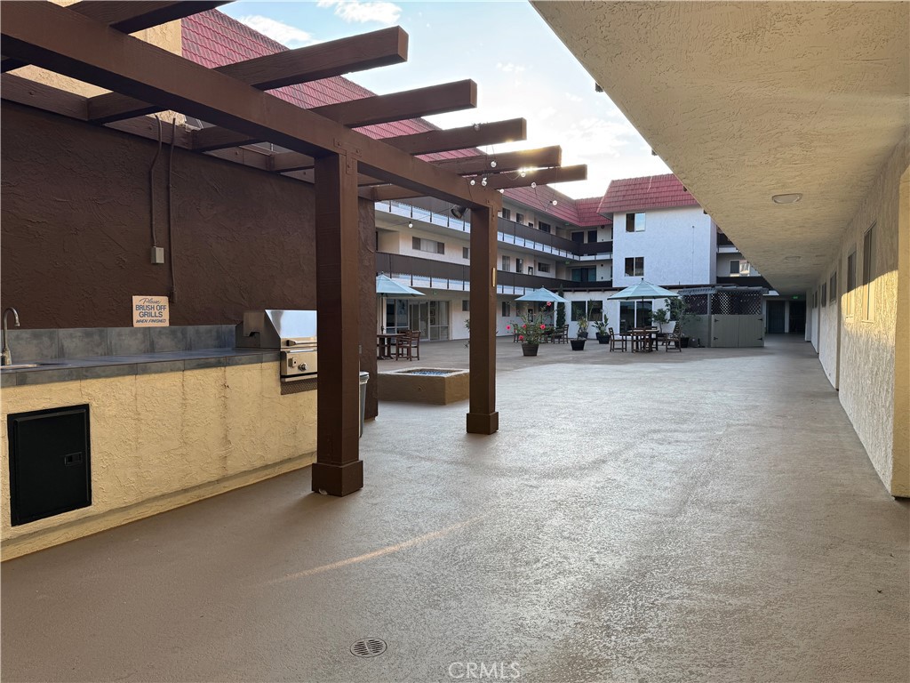 https://media.crmls.org/medias/62b5787c-6d1e-421f-9f3f-d5a5185fc833.jpg?preset=X-Large