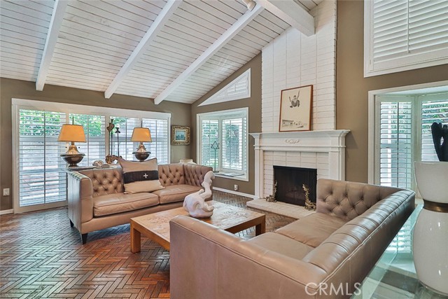 Detail Gallery Image 13 of 74 For 17141 Superior St, Northridge,  CA 91325 - 6 Beds | 4 Baths