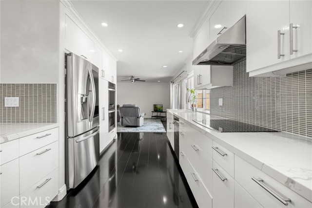 9461 Pier Drive, Huntington Beach CA: https://media.crmls.org/medias/62b75ff7-5f7b-4e5c-aef5-2a00348d19b1.jpg