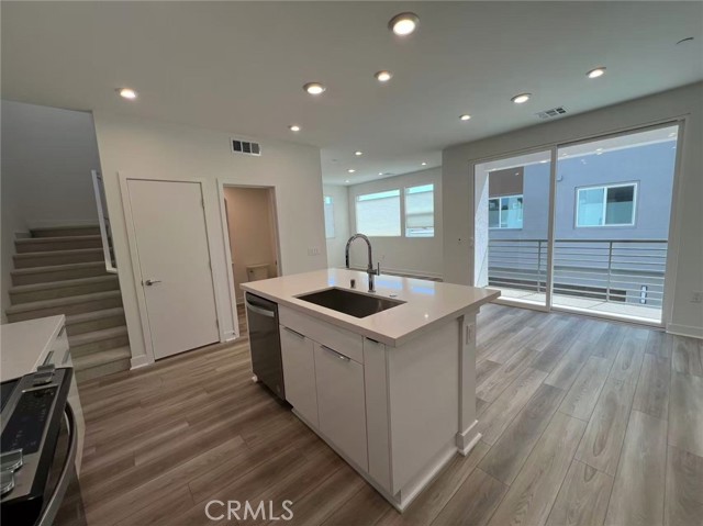 Detail Gallery Image 3 of 10 For 601 S Lyon St, Santa Ana,  CA 92705 - 2 Beds | 3 Baths