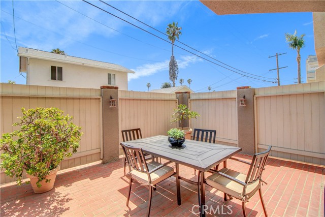 512 Esplanade, Redondo Beach, California 90277, 2 Bedrooms Bedrooms, ,1 BathroomBathrooms,Residential,Sold,Esplanade,SB22094646