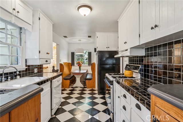 Detail Gallery Image 15 of 58 For 222 Holiday, Lake Arrowhead,  CA 92352 - 3 Beds | 2 Baths